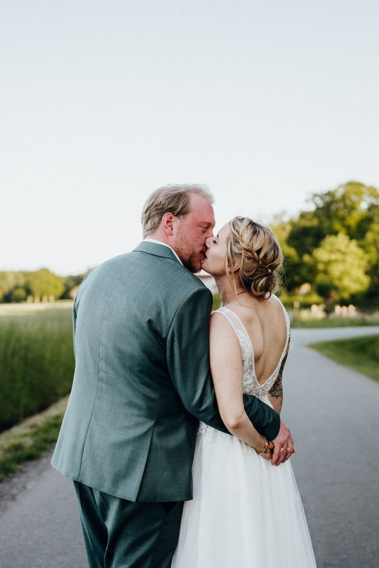 Braut hält einen Blumenstrauß bei einer Hochzeit in Herford